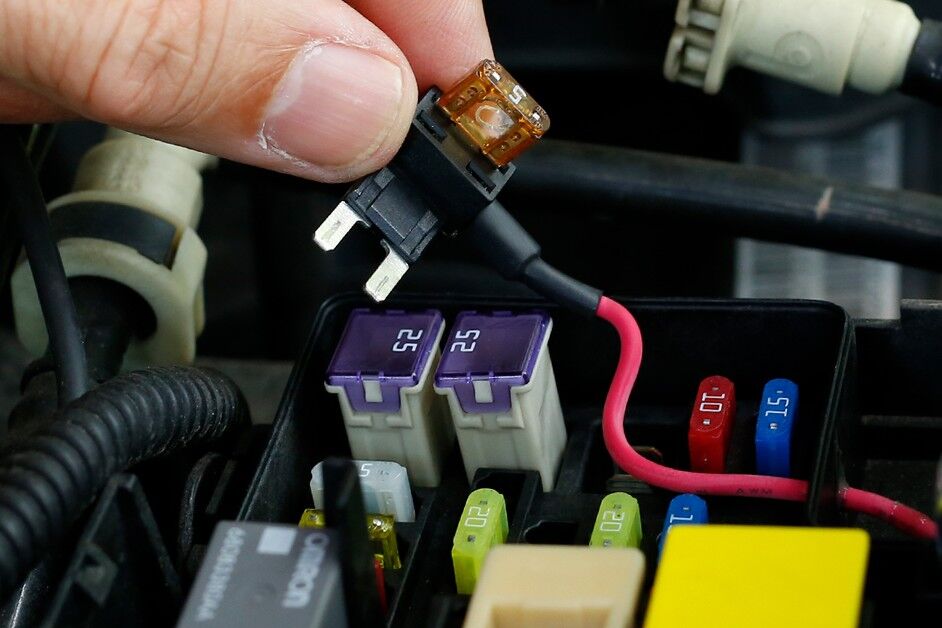 Comparison of 12V plug vs fuse tap wiring for car LED kits